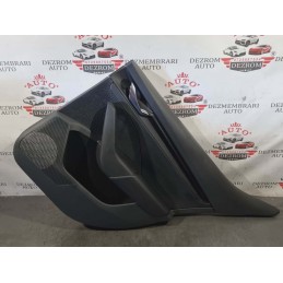 Fata usa dreapta spate...