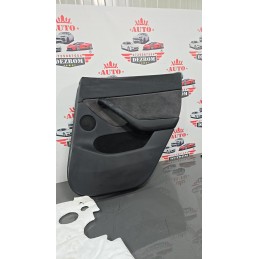 Fata de usa dreapta spate...